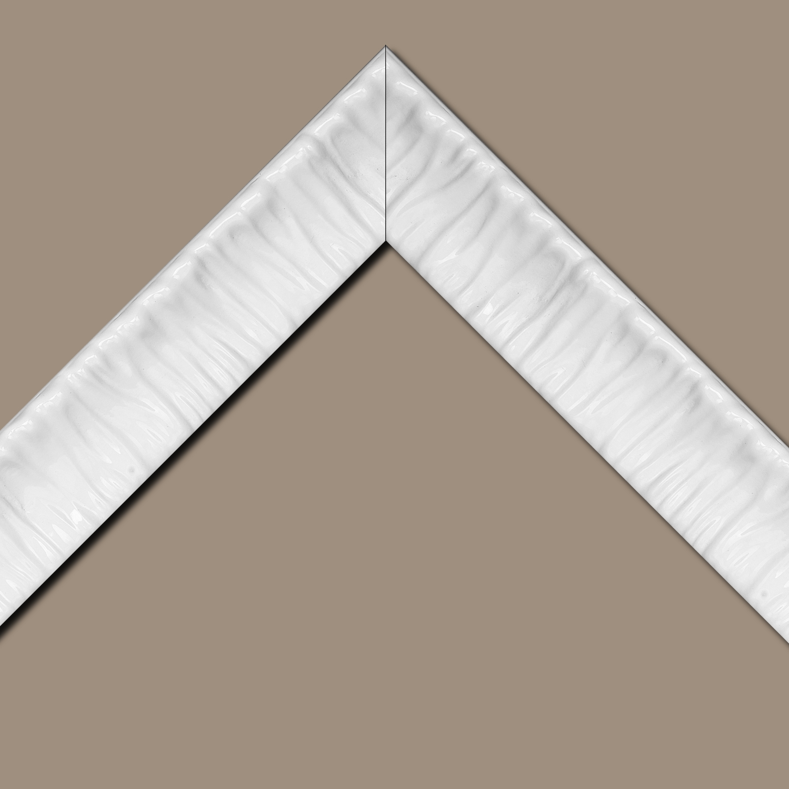 Baguette bois profil incurvé largeur 6.6cm blanc laqué effet plissé