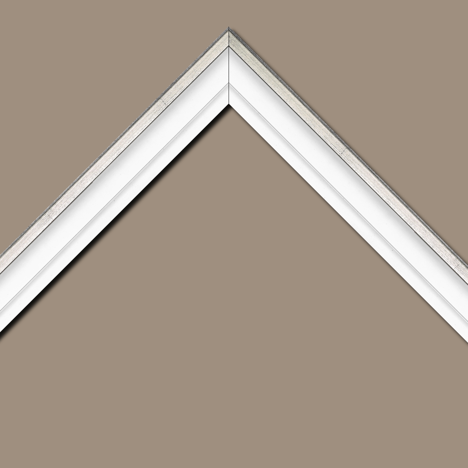 Baguette bois caisse américaine profil escalier largeur 4.4cm blanc mat filet argent (spécialement conçu pour les châssis d'une épaisseur jusqu’à 2.5cm )