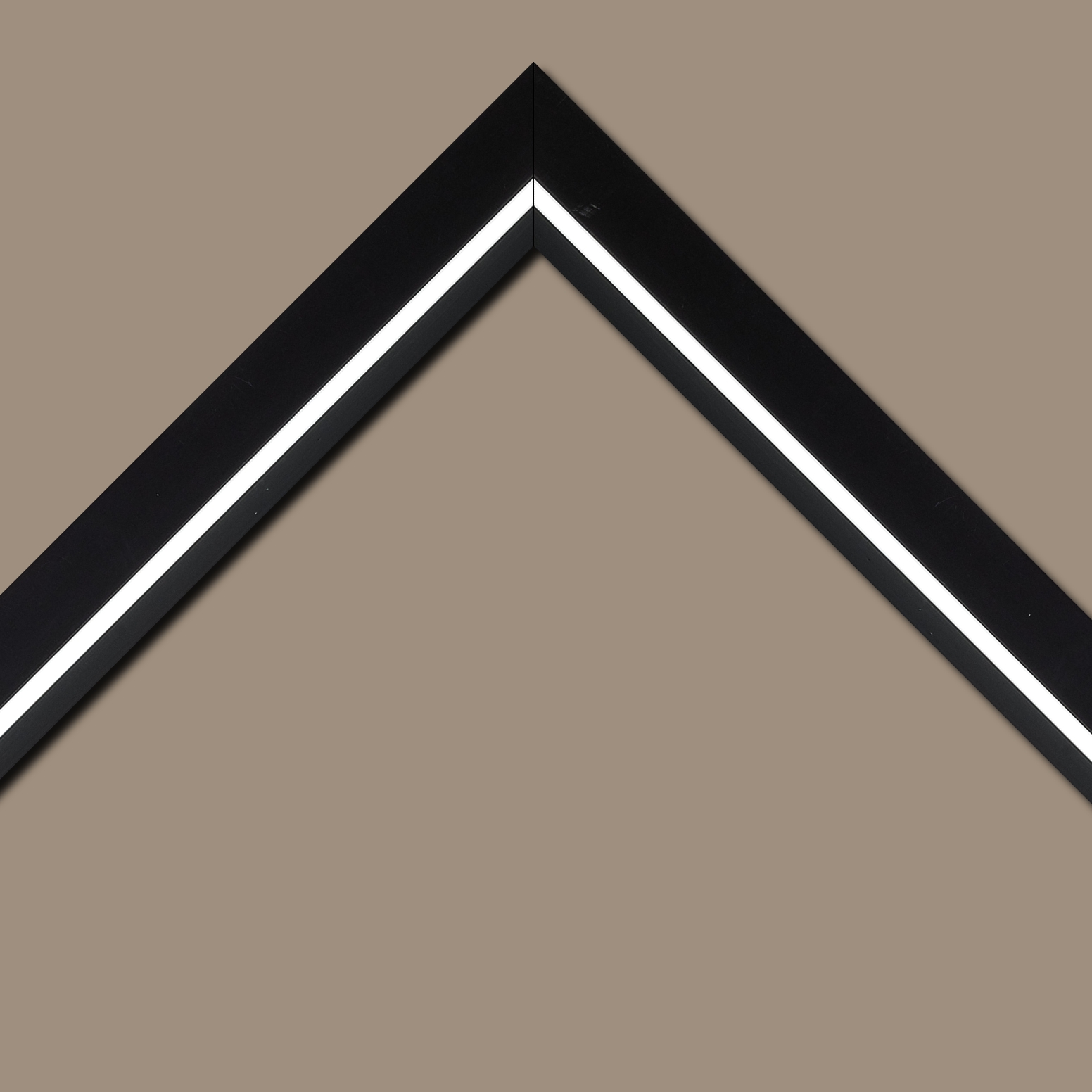 Baguette bois profil pente largeur 4.5cm de couleur noir mat filet blanc