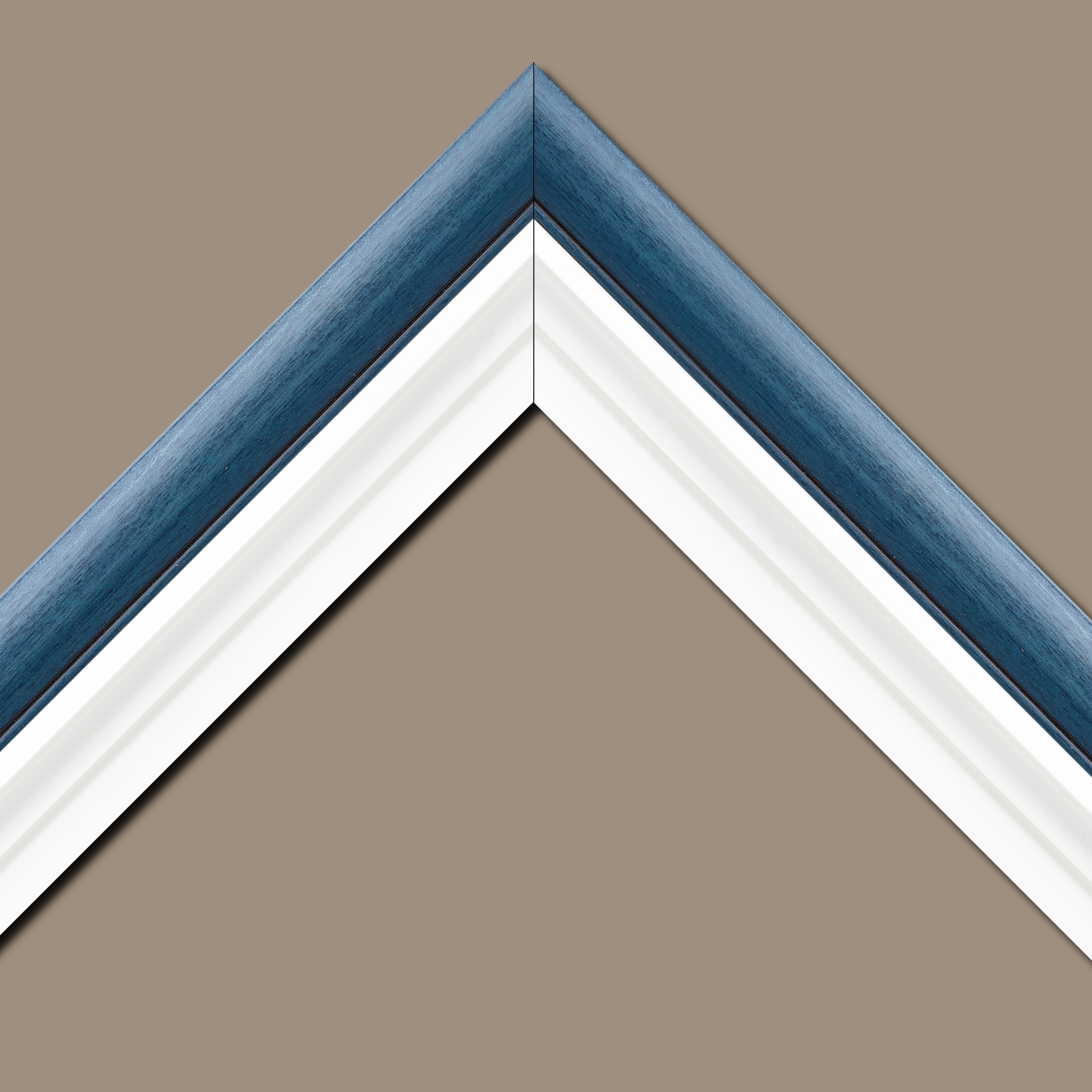 Baguette bois profil arrondi largeur 4.7cm couleur bleu cobalt satiné rehaussé d'un filet noir + bois caisse américaine profil escalier largeur 4.4cm blanc mat   (spécialement conçu pour les châssis d'une épaisseur jusqu’à 2.5cm ) largeur total du cadre : 8.3cm