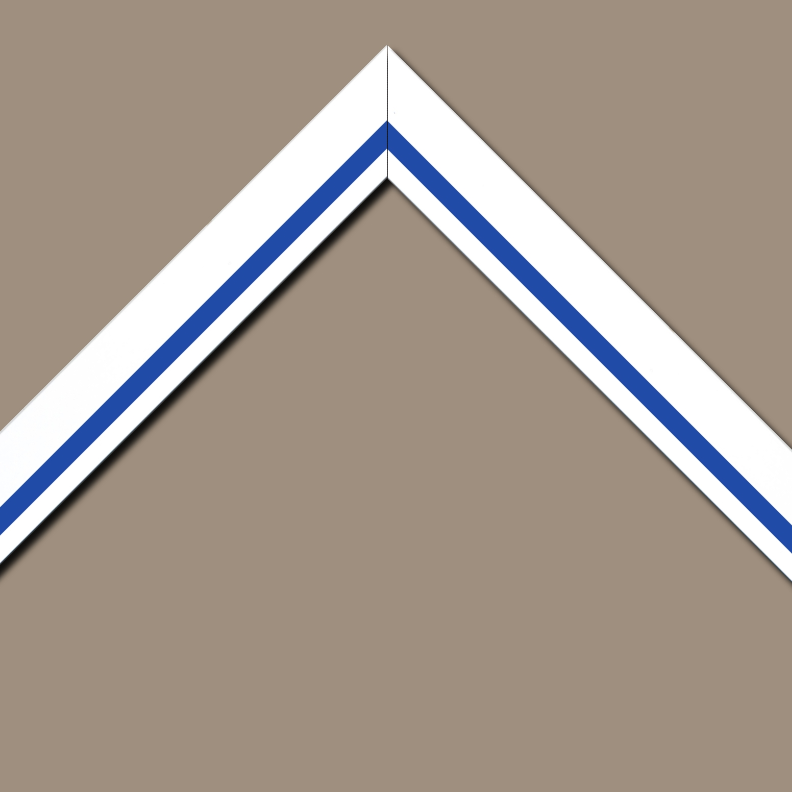 Baguette bois profil pente largeur 4.5cm de couleur blanc mat filet bleu foncé