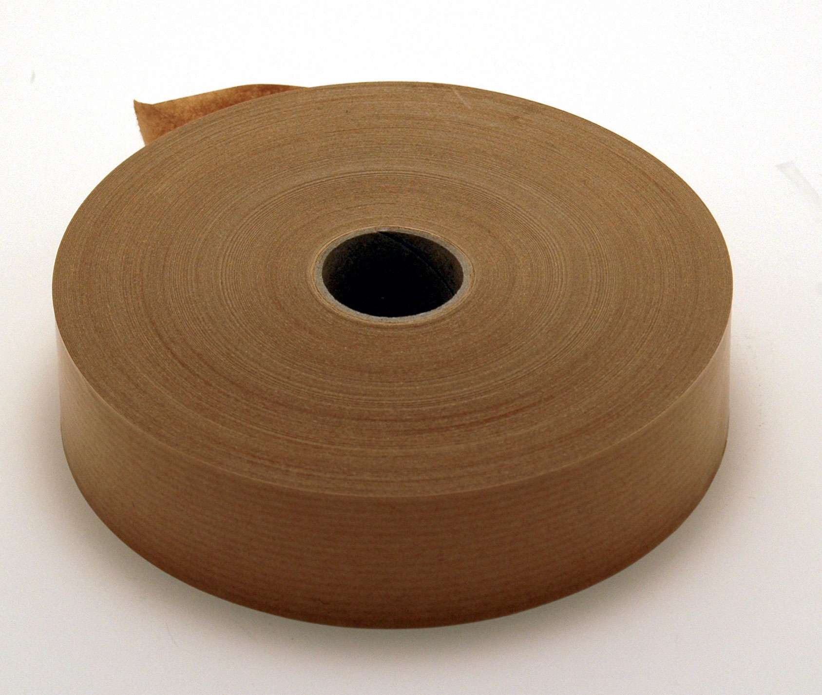  papier kraft enduit d'un adhésif caoutchouc. se déroule facilement. pouvoir autocollant très élevé. s'applique à sec. rouleau de 50 mètres largeur 3.8cm