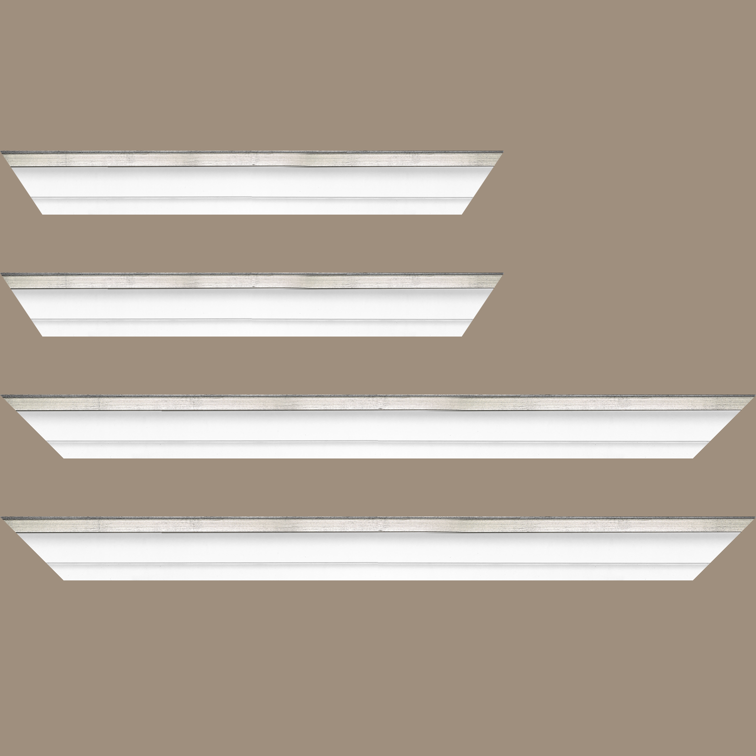 Baguette bois caisse américaine profil escalier largeur 4.4cm blanc mat filet argent (spécialement conçu pour les châssis d'une épaisseur jusqu’à 2.5cm ) - 52x150
