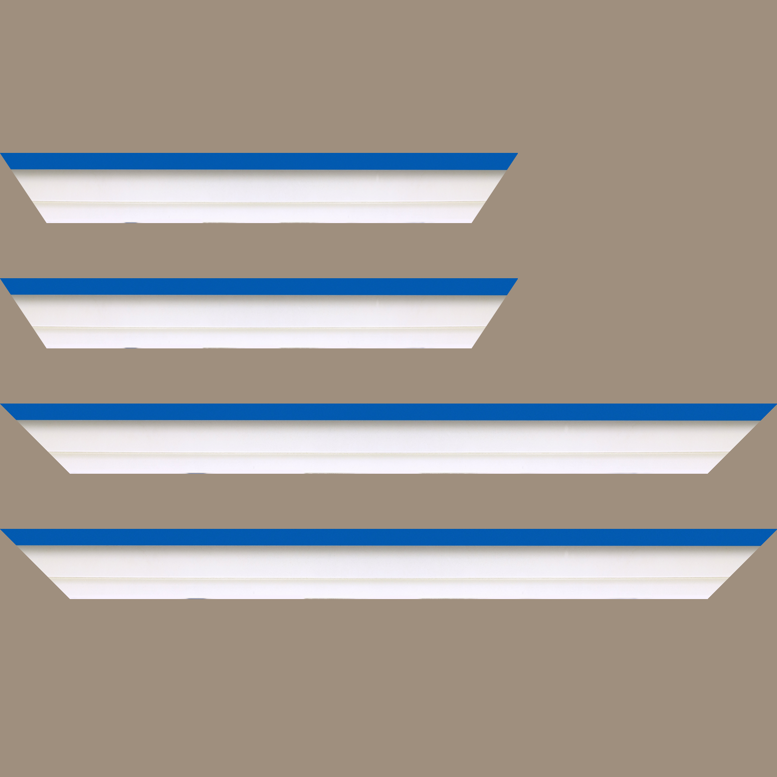 Baguette bois caisse américaine profil escalier largeur 4.4cm blanc mat filet bleu (spécialement conçu pour les châssis d'une épaisseur jusqu’à 2.5cm )