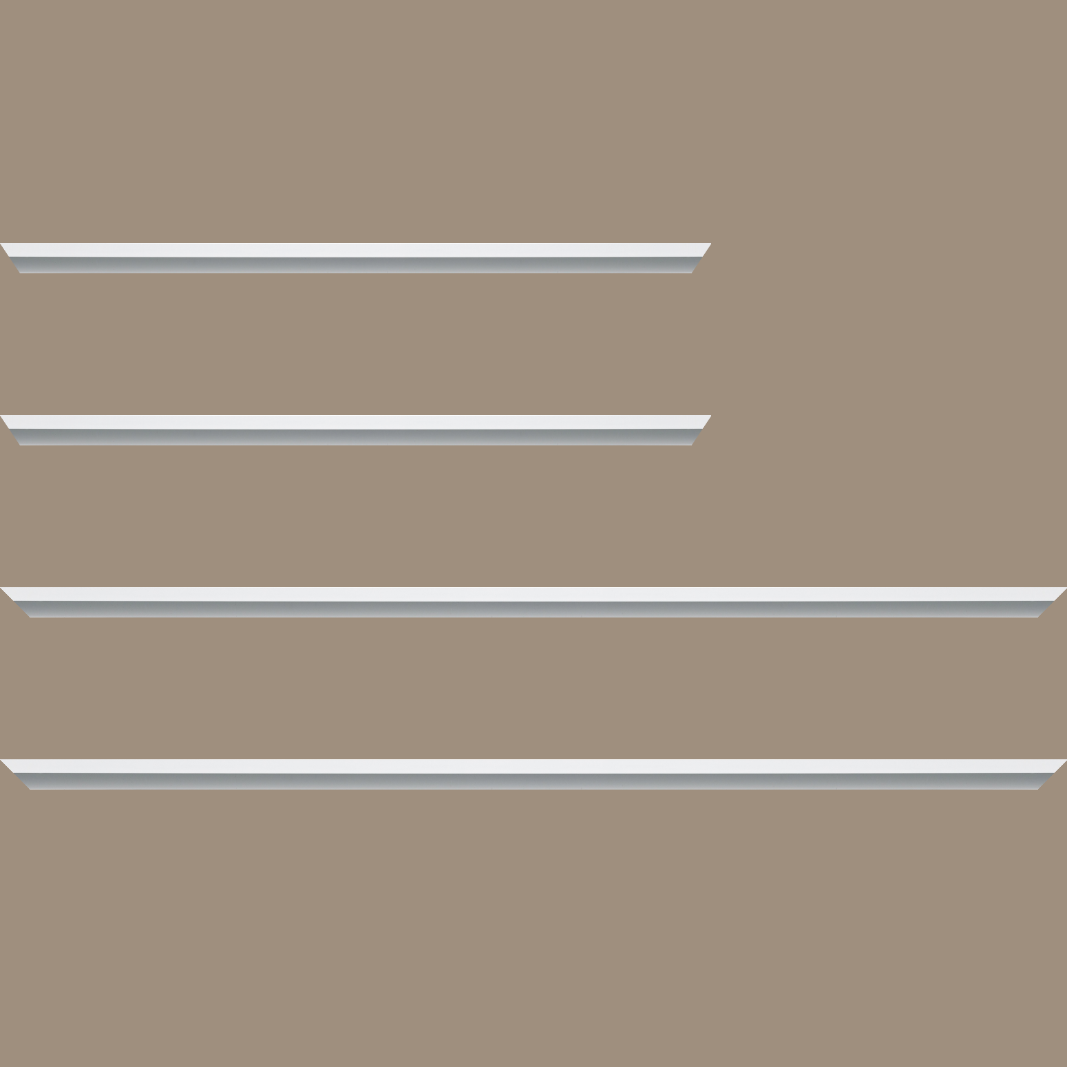 Baguette aluminium profil plat largeur 7mm, couleur blanc mat ,(le sujet qui sera glissé dans le cadre sera en retrait de 9mm de la face du cadre assurant un effet très contemporain) mise en place du sujet rapide et simple: assemblage du cadre par double équerre à vis (livré avec le système d'accrochage qui se glisse dans le profilé) encadrement non assemblé,  livré avec son sachet d'accessoires